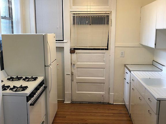 2nd image of 636 1/2 W Arlington Pl APT 44