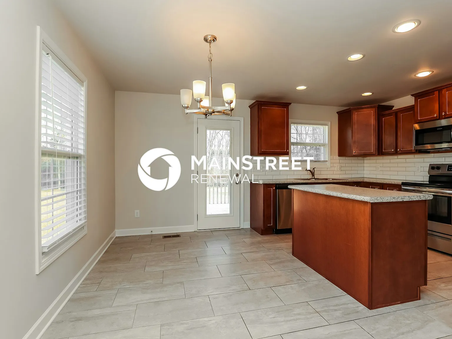 460 Heatherwood Dr — Photo 3