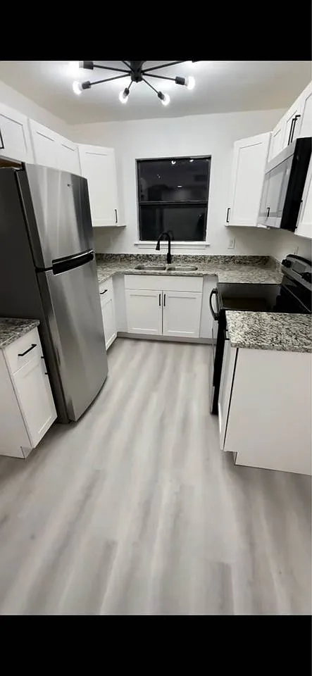 3 bed, 1.0 bath, 884 sqft, $1,700 — Photo 2