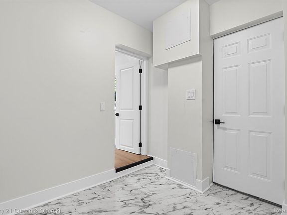 5th image of 4685 Gertrude St