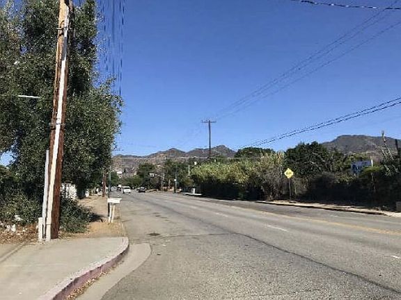 Exterior Neighborhood (street photo)