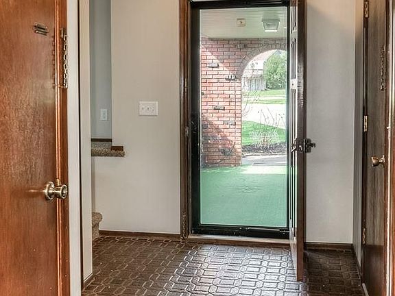 4th image of 2906 Leawood Dr