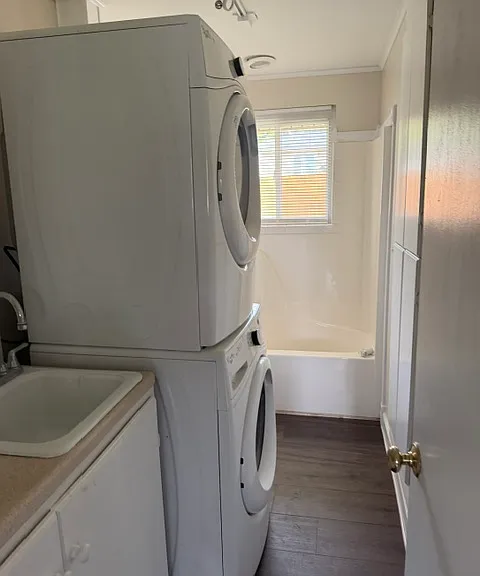 Full Bath with laundry room and utility sink