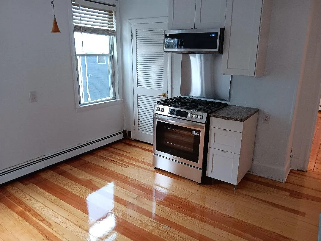 2 bed, 850 sqft, $2,100 — Photo 3