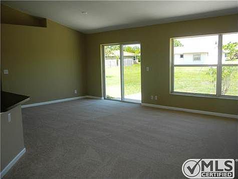 3rd image of 761 NW Floresta Dr