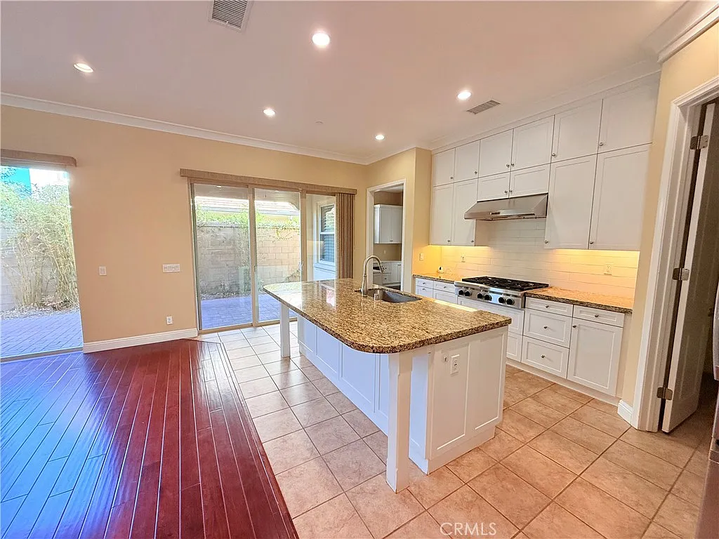 4 bed, 2349 sqft, $5,800 — Photo 4