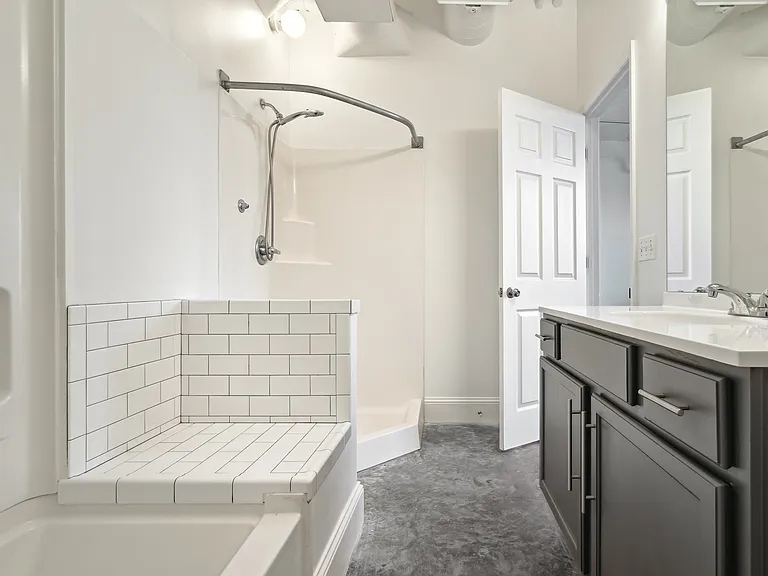 Big Bathrooms with separate Tub and Shower