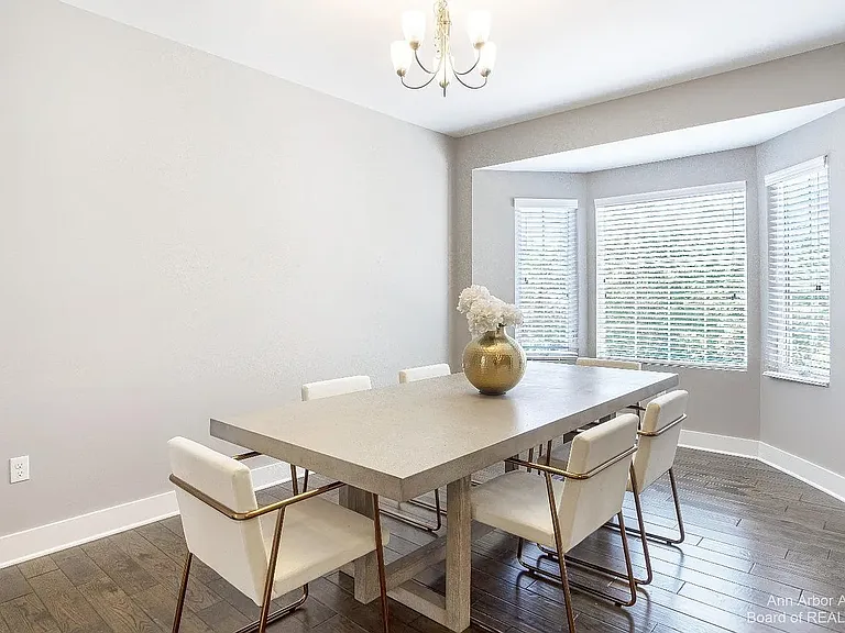 2563 W Towne St — Photo 34