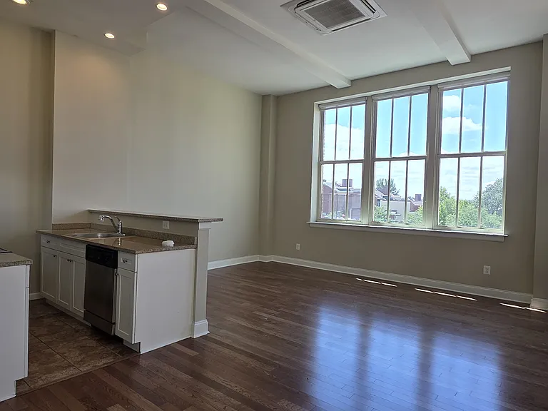314-22 Walnut St #402 — Photo 4