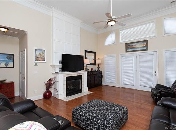 4th image of 337 Rosemore Pl