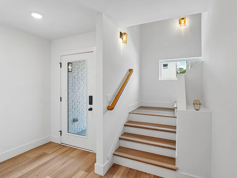 1241 N Avondale Cir — Photo 2