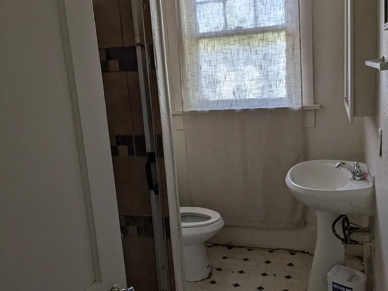 215 Avondale Ave — Photo 11