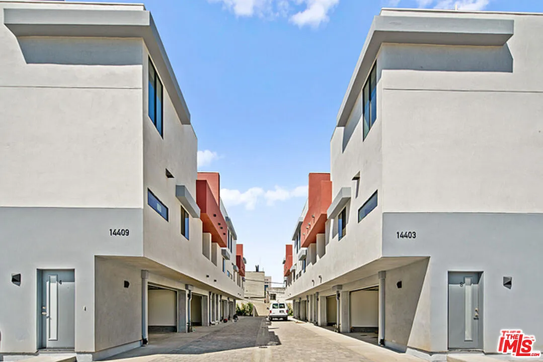 3 bed, 3.0 bath, 2071 sqft, $4,000 — Photo 2