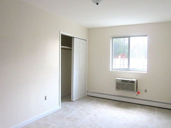 4th image of 220 Pennyfield Ave