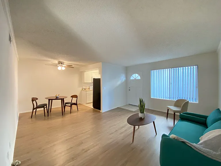 Farmdale Court Apartments — Photo 14
