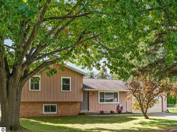 5949 Donna Ct, Traverse City, MI 49685