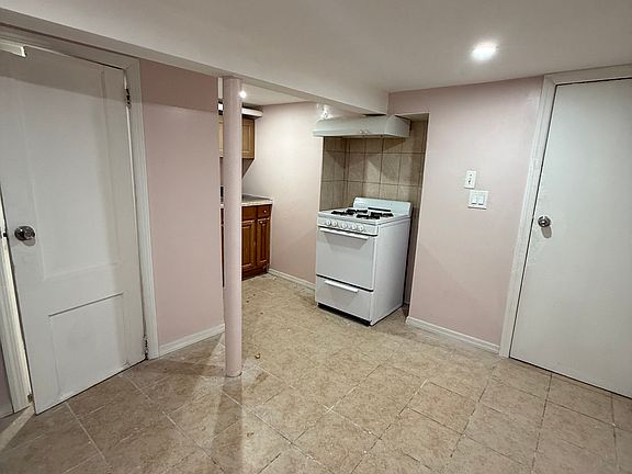 3rd image of 8914 145th St Floor 1
