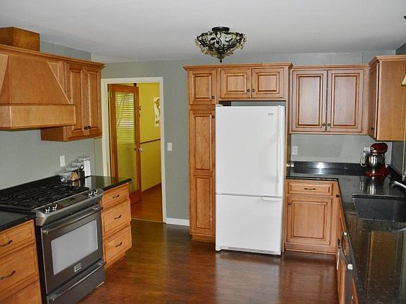 3rd image of 46 Pine Hill Dr