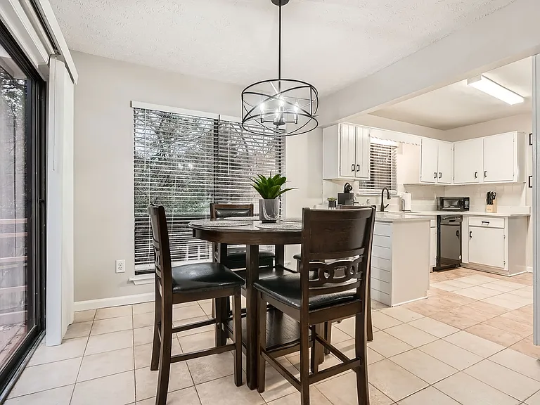 1040 Terramont Dr — Photo 17