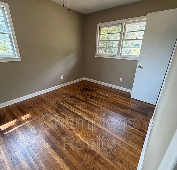 1502 Baker St — Photo 7