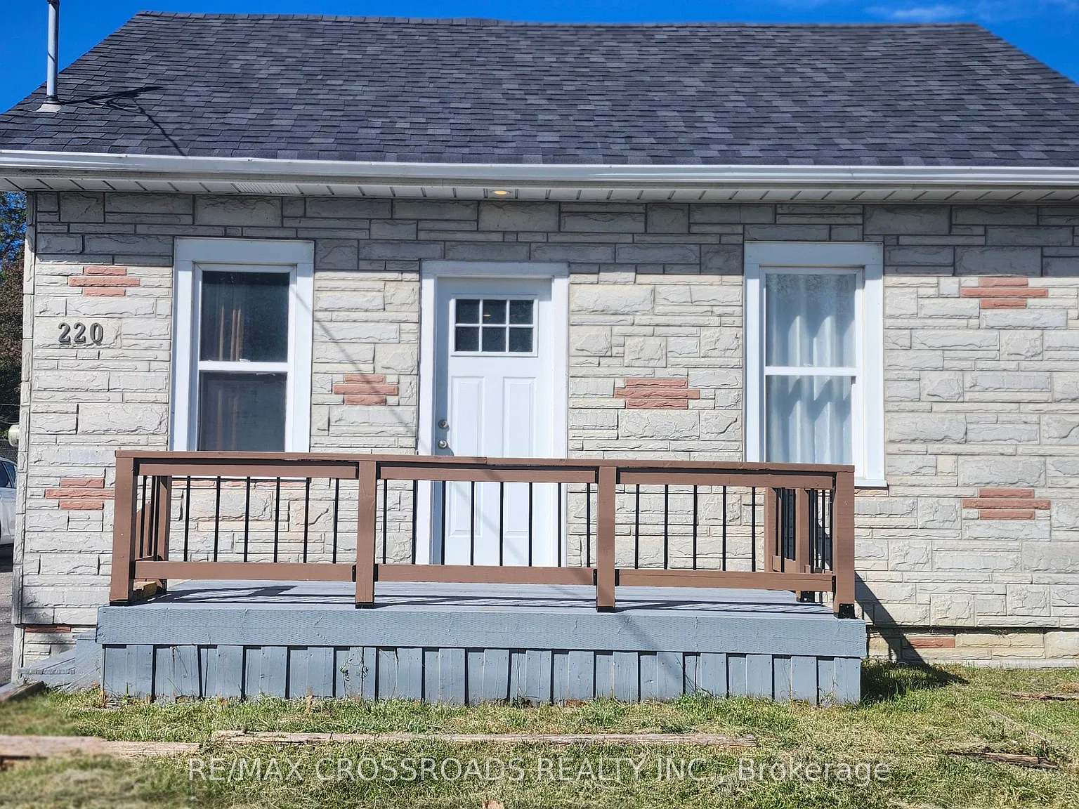 3 bed, $2,050 — Photo 1