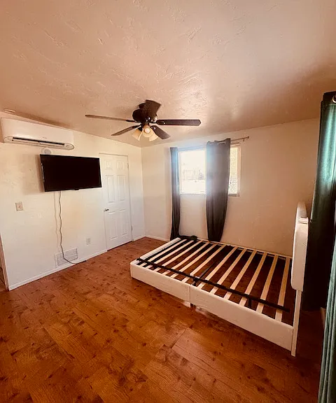 Masterbed room w/ walk in closet