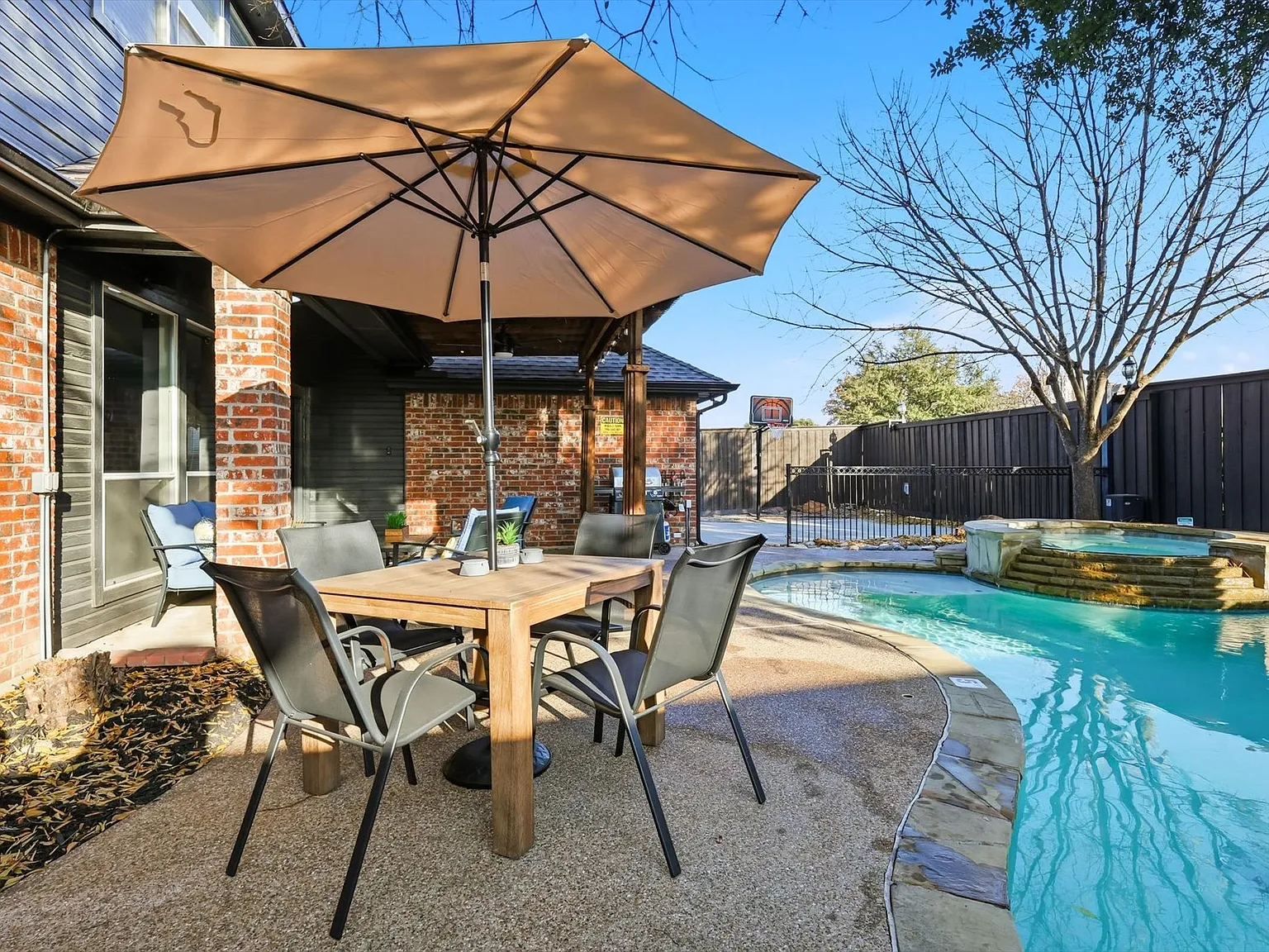 4 bed, 2.5 bath, 2838 sqft, $9,750 — Photo 2