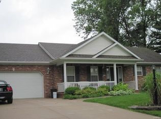 1009 Richard Dr, Godfrey, IL 62035