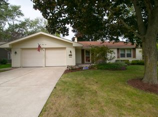 2S158 Mayfield Ln, Glen Ellyn, IL 60137