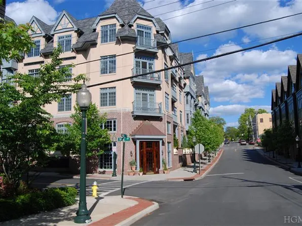 55 1st St, Pelham, NY 10803