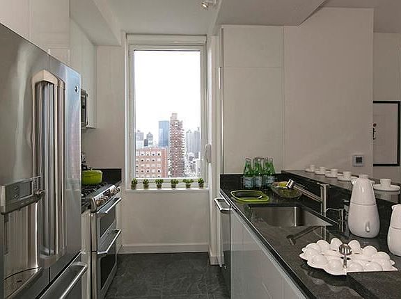 4th image of 160 W 62nd St APT 20A