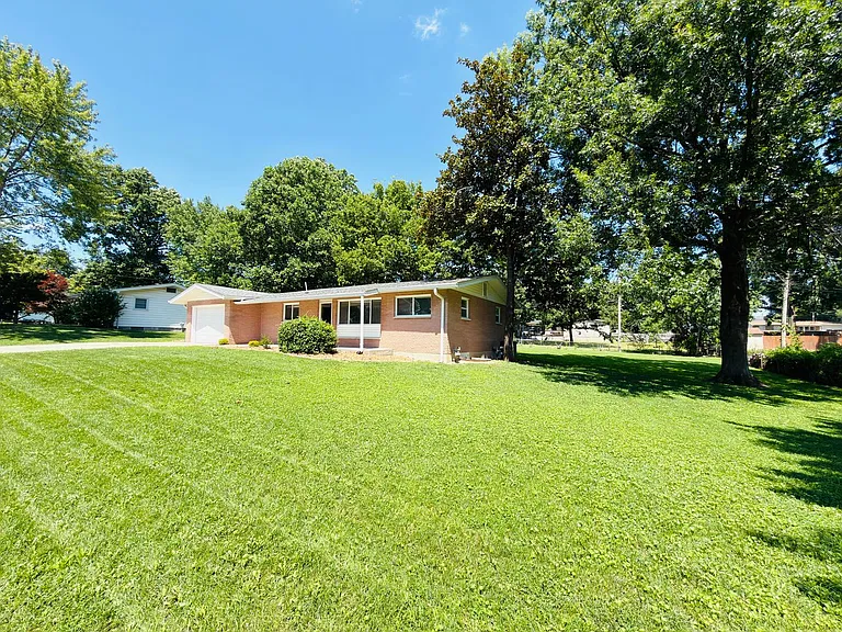 79 Ruth Dr — Photo 2
