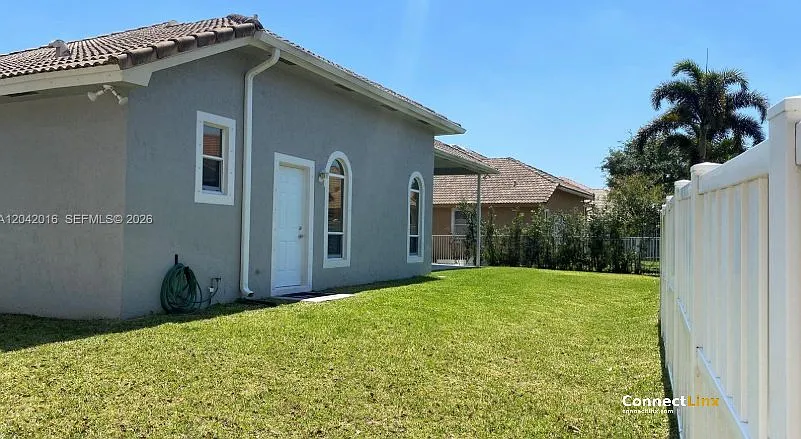 5 bed, 3.0 bath, 2829 sqft, $5,500 — Photo 2
