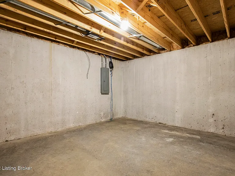 9409 Civic Way — Photo 33