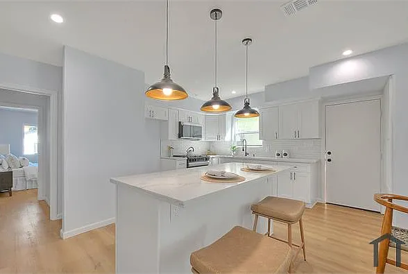 3 bed, $3,668 — Photo 3