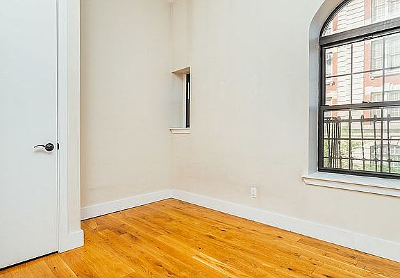 5th image of 435 Menahan St #2D