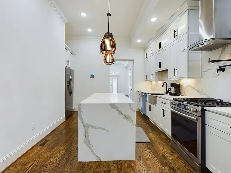 2515 E Franklin St — Photo 9