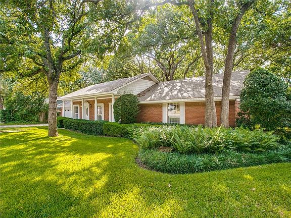 3rd image of 2521 Jamestown Ln