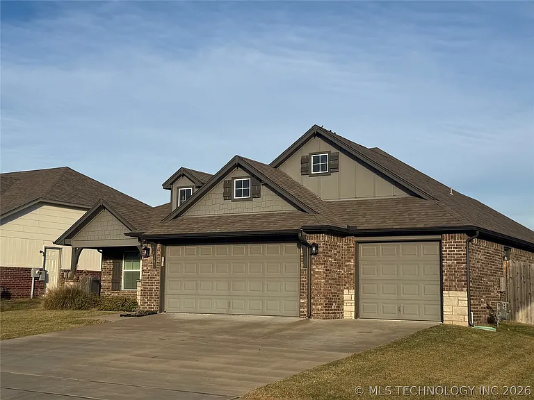 7413 S Hemlock Ave — Photo 2