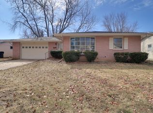 321 Garfield Dr, Bloomington, IL