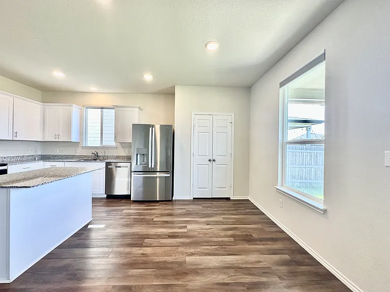 10235 Crossbuck — Photo 10