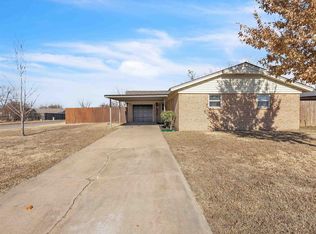 945 NW 19th St, Moore, OK 73160