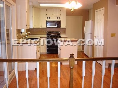 5th image of 370 Cambridge Dr NE