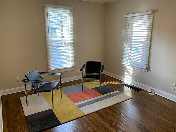 2nd image of 909 E 51st St