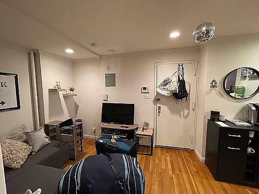 4th image of 230 E 7th St APT 4A