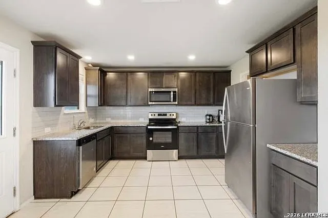 3 bed, 2.5 bath, 1470 sqft, $1,800 — Photo 3