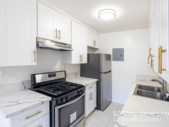 4th image of 7209 Willoughby Ave #13