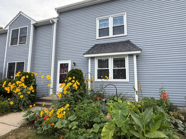 37 Pinecrest Vlg, Hopkinton, MA 01748