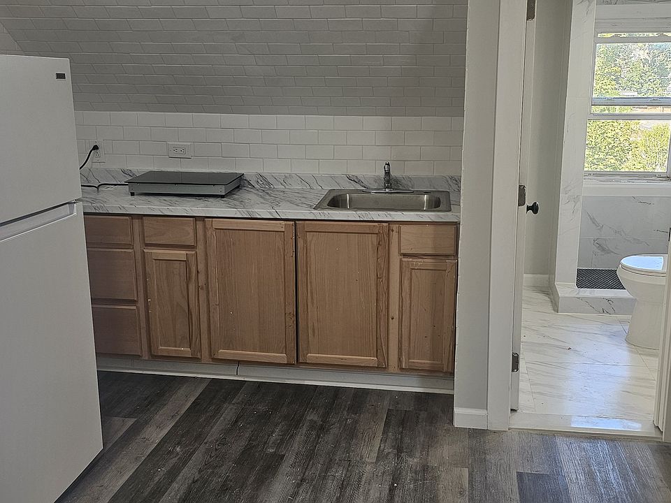 2nd image of 239 Lincoln Ave #3