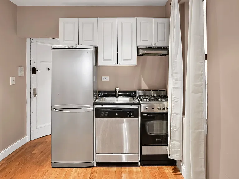 715 E 5th St #3-B — Photo 3